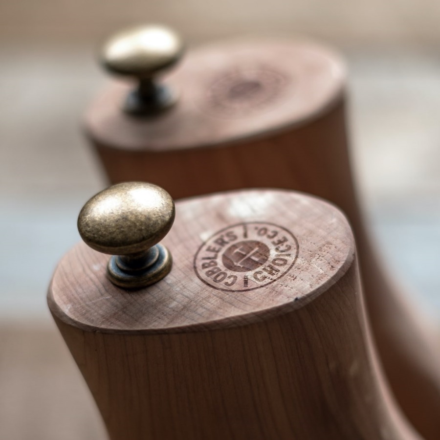 コブラーズ チョイス メンズ シダー ブーツ ツリー チューズデイ