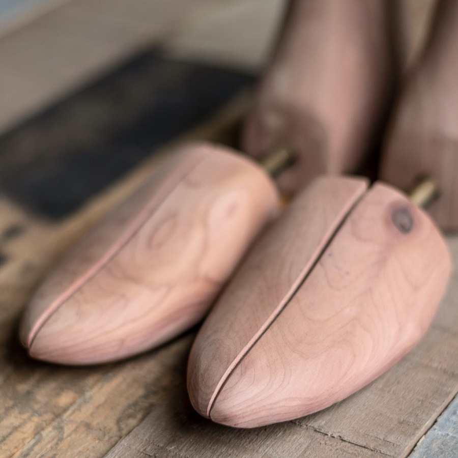 コブラーズ チョイス メンズ シダー ブーツ ツリー チューズデイ