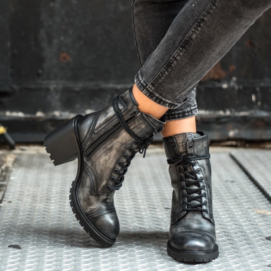 苦しめられた灰色の反逆者の水曜日