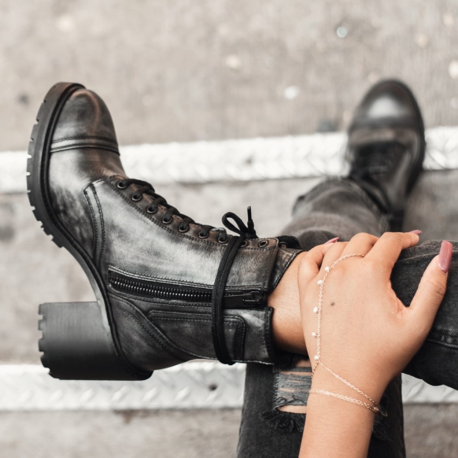 苦しめられた灰色の反逆者の水曜日