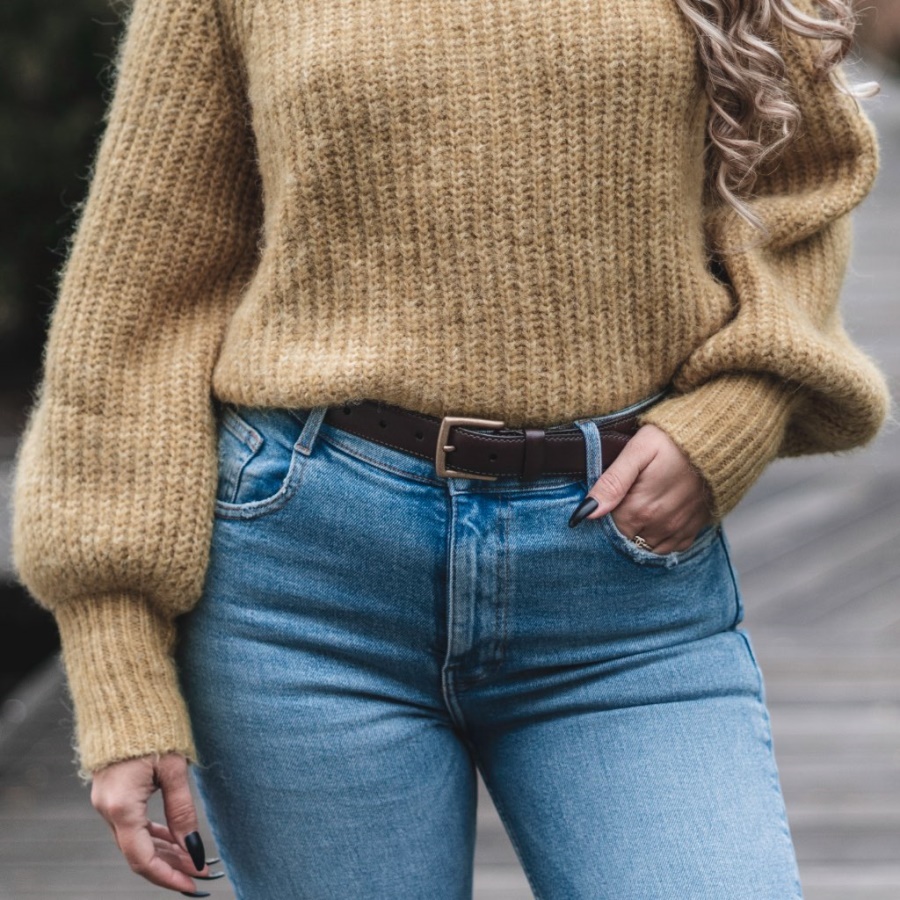 女性の古典的な革ベルト水曜日の茶色