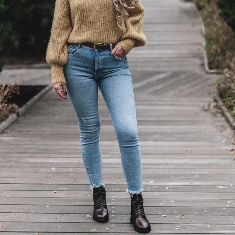 女性の古典的な革ベルト水曜日の茶色