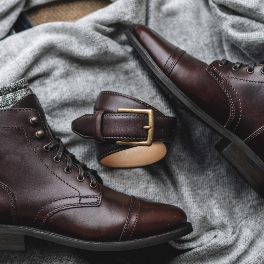 女性の古典的な革ベルト水曜日の茶色